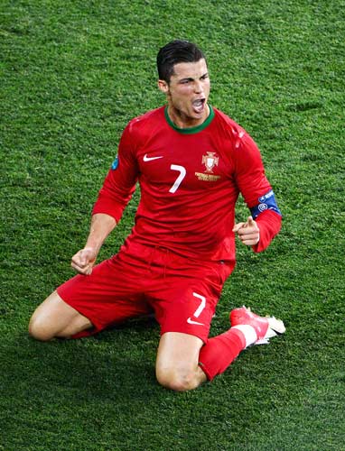 乐天桃猿在 2025 台湾大赛第五战依靠林泓育的关键长打，时隔多年重返巅峰