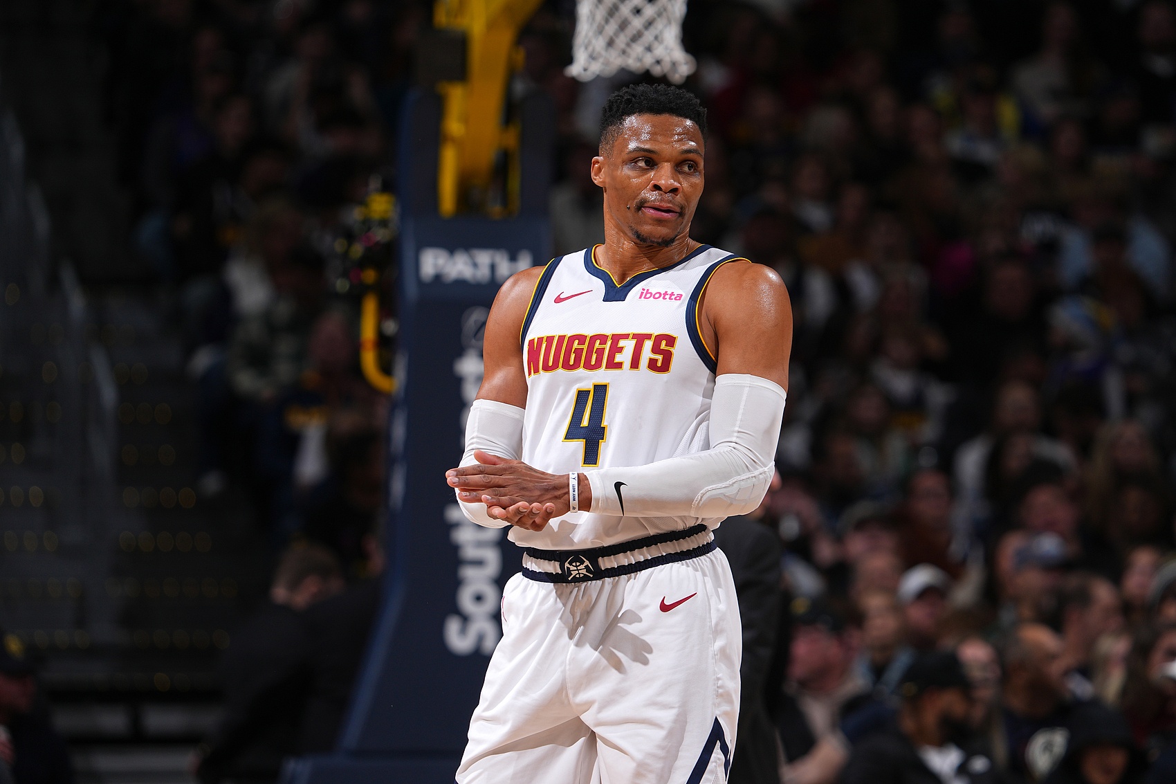 马刺vs湖人前瞻：两队双双背靠背体能受损，狭路相逢勇者胜