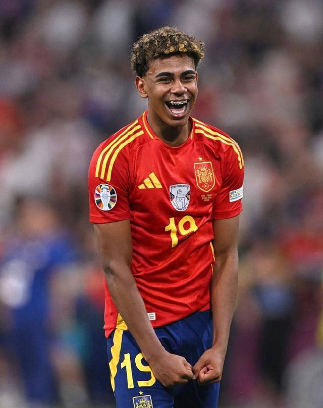 中场一脚直塞把后防撕开了