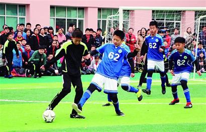 吉姆·帕尔默（Jim Palmer）在巴尔的摩金莺投出三届赛扬奖，开启了金莺的王牌时代