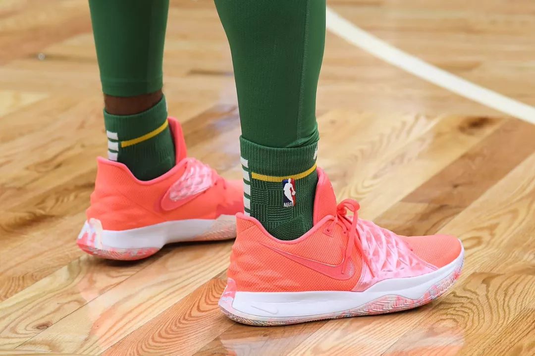 泪流满面，小贾两记三分球带走胜利，这比火箭队结束3连败更重要