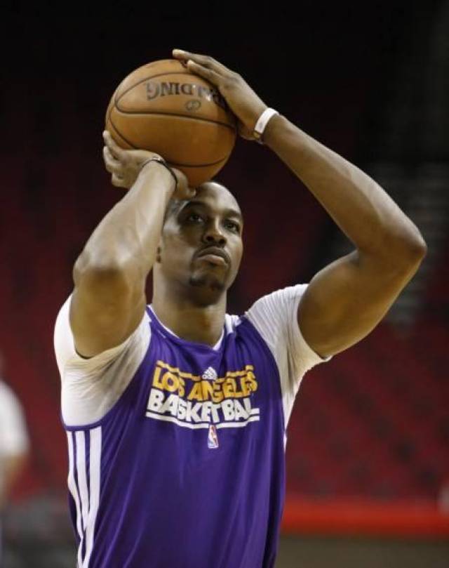 孟铎一家近照，退役转型成功，财富自由，迎娶女篮美女，家庭幸福