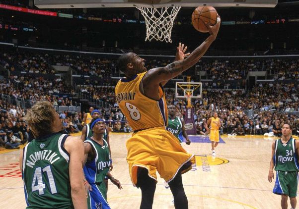 琼斯持球单打 右手抛投打成并加罚